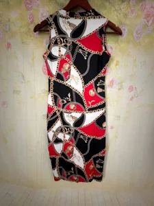 Elegantes aermelloses Kleid mit auffallendem Barock Goldketten und Quasten-Print.