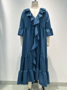 Detailansicht Damen Vintage V-Ausschnitt Rüschen gestuftes Maxikleid in dunklem Blau.