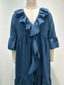 Nahaufnahme des eleganten V-Ausschnitts mit Rüschen und strukturierter blauer Stoff.