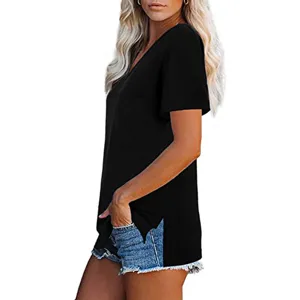 Vista detallada de camiseta negra casual de mujer con cuello en V, bolsillo y aberturas laterales.