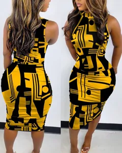 Ärmelloses figurbetontes Midikleid mit abstraktem geometrischem Print und schickem Rundhalsausschnitt.