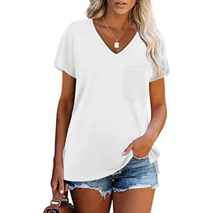 Primer plano de la camiseta blanca casual de mujer con cuello en V y bolsillo práctico.