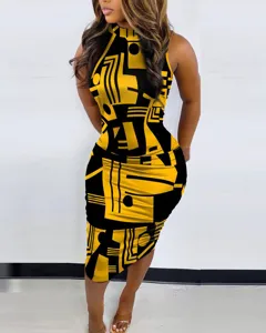 Gelb-schwarzes geometrisches Print ärmelloses Midi-Kleid Detailansicht des Musters.