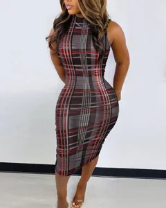 Nahaufnahme des stilvollen ärmellosen Karo-Bodycon-Kleids mit detailliertem Muster.