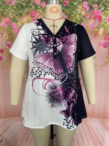 Camiseta de verano para mujer de manga corta cuello V, color dividido estampado mariposa.