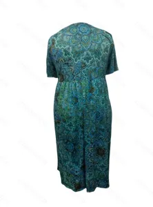 Detailansicht des blau-grünen Mandalamuster Sommerkleides mit Rückansicht und Stoff.