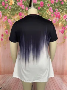 Vista detallada trasera de camiseta mujer manga corta casual con estampado degradado negro.