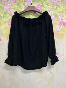 Camicetta nera a maniche lunghe con spalle scoperte e volant, top casual da donna