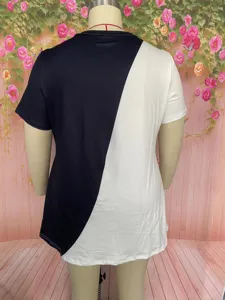 Camiseta manga corta bloque de color negro blanco talla grande, detalle diagonal espalda.