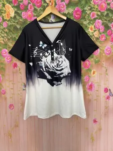 Camiseta de verano para mujer con cuello en V y manga corta estampado rosa mariposa top casual.