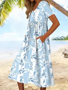 Detailansicht des blau-weißen Blattdruck Sommer Freizeit Maxikleid mit Taschen am Strand.