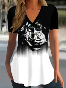 Camiseta de verano para mujer con cuello en V y manga corta con estampado de rosas.