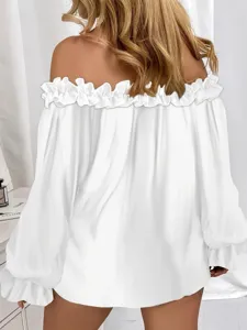 Vista dettagliata del top da donna di colore unito con spalle scoperte e volant eleganti.