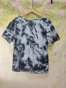 Γυναικείο ασπρόμαυρο tie-dye κοντομάνικο t-shirt casual καλοκαιρινό τοπ άποψη λεπτομέρειας.