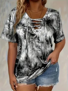 Λεπτομερής όψη γυναικείου t-shirt tie-dye με λαιμόκοψη V, κορδόνια μπροστά και κοντά μανίκια.