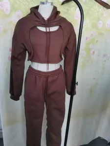 Vue détaillée du survêtement polaire marron en trois pièces avec sweat à capuche et pantalon.