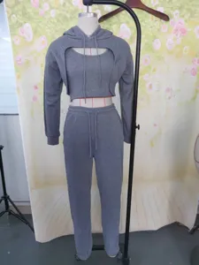 Ensemble de survêtement gris doublé de polaire à 3 pièces avec sweat à capuche, gilet et pantalon.