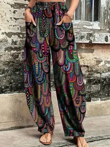 Dettaglio di pantaloni lanterna larghi con stampa etnica boho, comodi per vacanza.