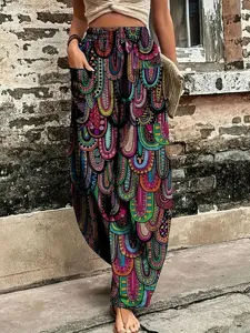 Dettaglio di pantaloni harem boho colorati a vita alta e vestibilità ampia per donna.