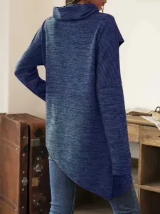 Detailansicht der asymmetrischen Pullover Rückseite mit weicher melierter Textur.