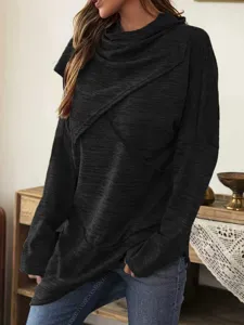 Detailaufnahme Damen schwarzer Pullover mit Wasserfallausschnitt unregelmässiger Saum langarm
