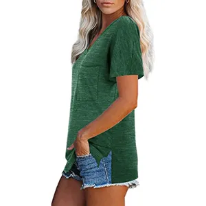 Camiseta verde de cuello en V, manga corta, bolsillo delantero y aberturas laterales.
