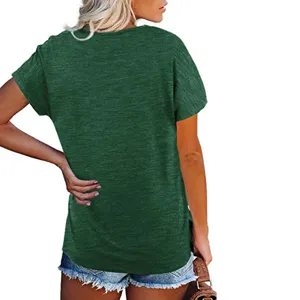 Vista detallada trasera de una camiseta verde oscura casual holgada de manga corta.