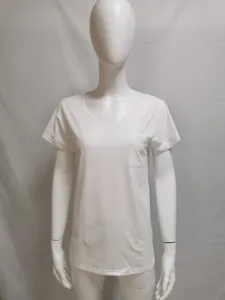Vista detallada de la camiseta casual blanca de manga corta con cuello en V y bolsillo.
