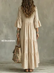 Böhmisches Retro-Maxikleid mit langen Ärmeln und Stufen in Rückansicht präsentiert