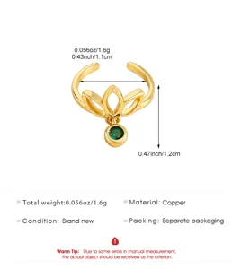 Vergoldeter Zehenring mit hohlem Lotus-Design und gruenem Steinhaenger fuer den Sommerstrand.