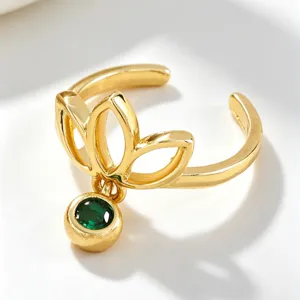 Goldene hohle Lotus Zehenring Detailaufnahme, smaragdgruener Anhaenger, Strand Schmuck