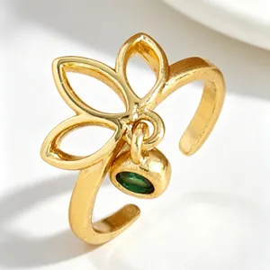 Nahaufnahme des vergoldeten Zehenrings mit Lotus-Design und grünem Stein-Anhänger.