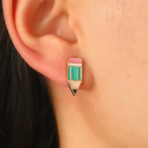 Nahaufnahme des niedlichen bleistift ohrrings zeigt das filigrane design perfekt.