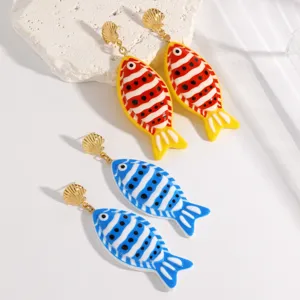 Charmantes boucles d'oreilles de poisson tropical avec clous de coquillage, bijoux de mer en résine.