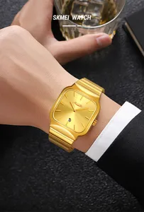 Orologio al quarzo da uomo dorato con quadrante quadrato e cinturino in acciaio.