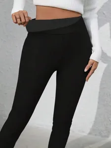 Vista dettagliata pantaloni termici felpati donna, leggings invernali a vita alta.