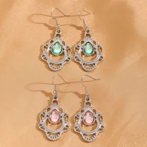 Vintage legering hangende oren met groene en roze druppelstenen, elegant sieradendetail.