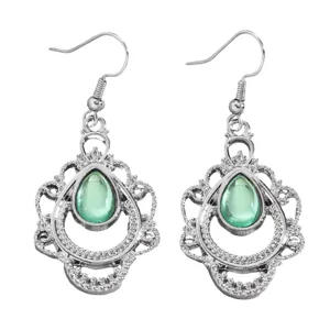 Verzilverde vintage filigraan hangende oorbellen met lichtgroene druppelsteen boho stijl