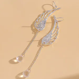 Zilveren vleugel oorhangers detail, fijne ketting met heldere kristallen hanger.