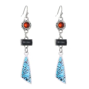 Boheemse lange oorhangers met rode steen en blauwe geometrische hanger voor dames strand mode.