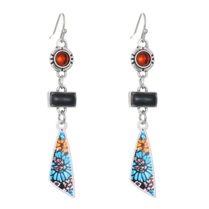 Boheemse lange oorbellen in bohemien stijl met retro metaal en kleurrijke emaille hangers.