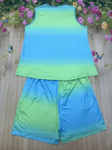 Dettaglio del top smanicato sfumato e dei pantaloncini coordinati con tessuti visibili.