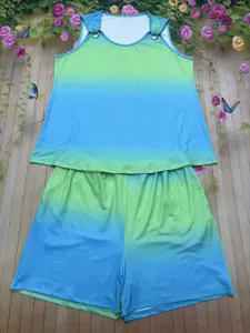 Dettaglio del set top senza maniche e pantaloncini con sfumatura e spalline con anelli metallici.