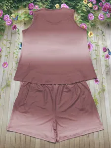 Dettaglio del set top senza maniche e pantaloncini sfumati con transizione di colore pulita.
