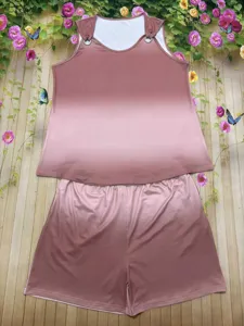 Primo piano del top senza maniche sfumato e dei pantaloncini con dettagli di anelli metallici.
