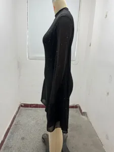 Vista detallada del vestido negro de cuello alto translúcido con detalles brillantes.