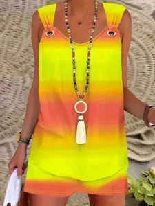 Completo boho con top smanicato e pantaloncini in sfumatura di giallo e arancione.