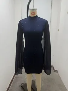 Vestido ajustado de manga larga de malla con purpurina y elegantes mangas capa, cuello alto.