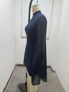 Vista detallada de vestido azul oscuro ajustado con capa transparente y estrellas.