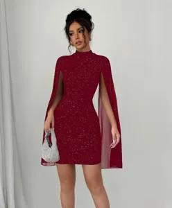 Vestido corto burdeos brillante con cuello alto y mangas de capa transparentes para fiestas elegantes.
